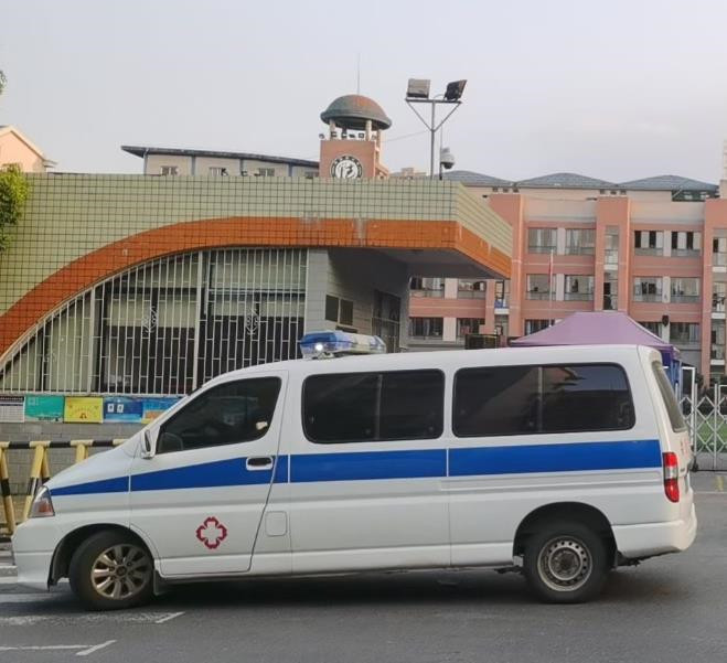 海港救护车出租护送骨折病人一公里多少钱